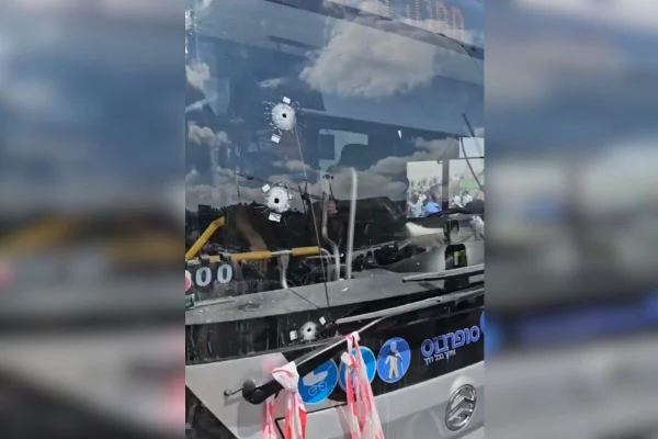 Imagem colorida mostra ônibus após ataque em Israel - Metrópoles