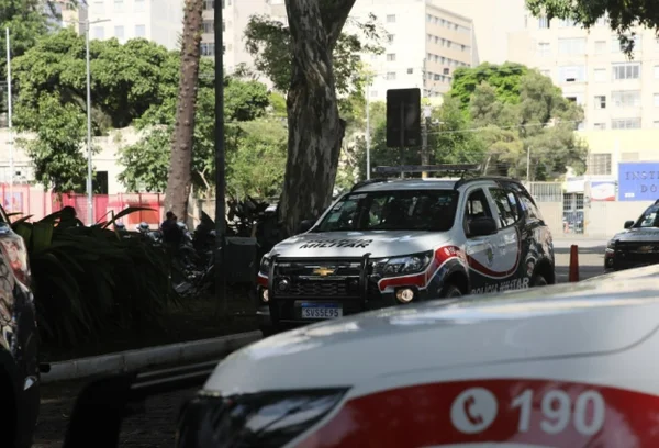 Imagem mostra viaturas da polícia - Metrópoles