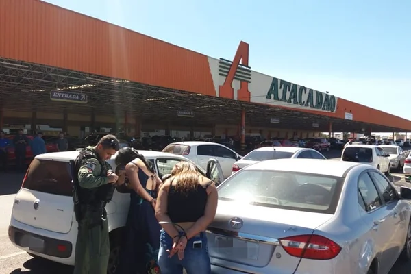 DF: dupla furta creme para dentadura em farmácia e acaba presa. Vídeo