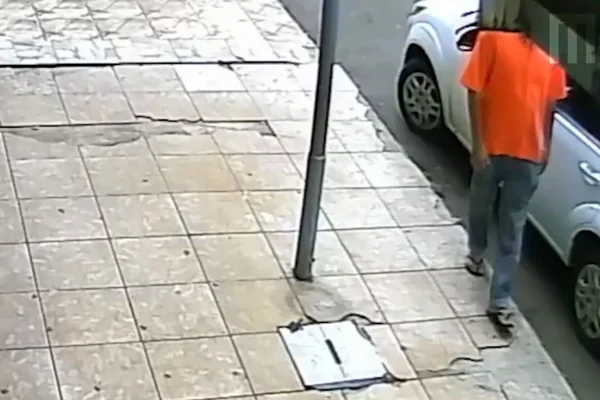 Infectado passa mão em maçanetas