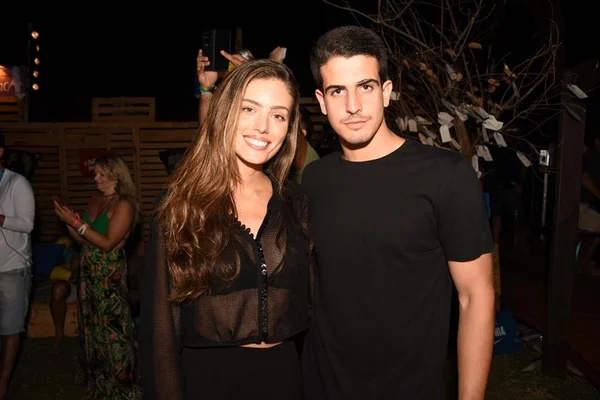 Enzo Celulari curte férias com namorada em iate de R$ 321,2 milhões