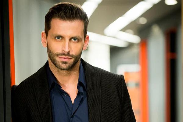 Henri Castelli posta foto íntima com a namorada no Instagram