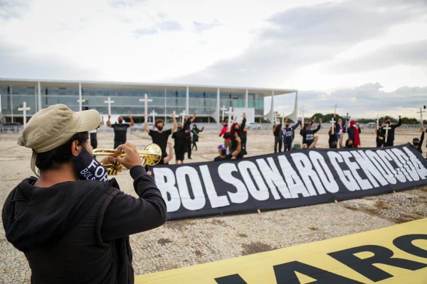 Praça dos Três Poderes recebe protesto pela prisão de manifestantes