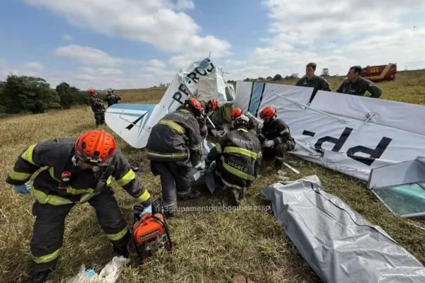 Imagem colorida mostra Corpo de Bombeiros trabalhando na ocorrência da queda do avião em São José do Rio Preto - Metrópoles