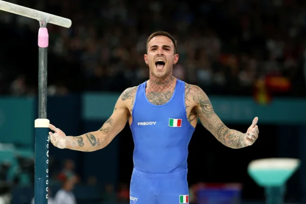 Imagem colorida de ginasta italiano- Metrópoles