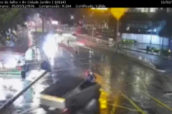 Motociclista morre após acidente com Cybertruck Tesla - Metrópoles