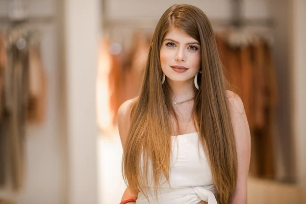 Nadia Yusuf revela rotina de skincare, makes e truques de beleza