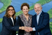 Presidente do Novo Banco de Desenvolvimento, Dilma Rousseff, com a primeira-dama Janja e o presidente Luiz Inácio Lula da Silva na COP30 Presidente do Novo Banco de Desenvolvimento, Dilma Rousseff, com a primeira-dama Janja e o presidente Luiz Inácio Lula da Silva na COP30