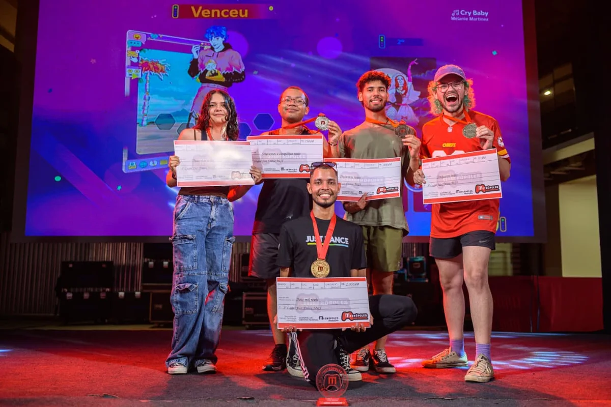 Ana Gabriela, 4º lugar; Diego Araujo, 2º lugar; Lucas Vinícius, 3º lugar; Tiago Silva, 1º lugar, ao centro; e João Guilherme, 5º lugar, durante a premiação do torneio de Just Dance Ana Gabriela, 4º lugar; Diego Araujo, 2º lugar; Lucas Vinícius, 3º lugar; Tiago Silva, 1º lugar, ao centro; e João Guilherme, 5º lugar, durante a premiação do torneio de Just Dance