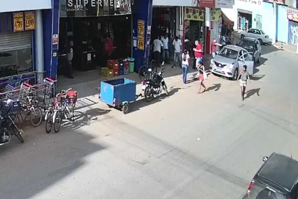 Vídeo. Veja momento em que homem mata desafeto em frente a mercado no DF