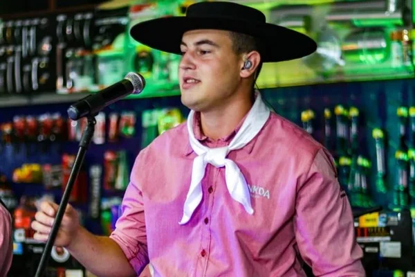 Músico morre aos 24 anos ao levar descarga elétrica de guitarra