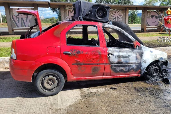 imagem colorida. Carro vermelho com a frente queimada