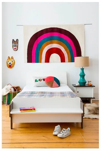 Tapeçaria com formato de arco-íris ganha destaque no quarto jovem Tapeçaria com formato de arco-íris ganha destaque no quarto jovem