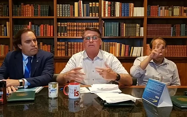 Em dia de agenda pelo Nordeste, Bolsonaro faz live semanal