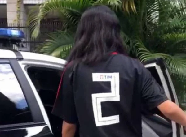 Menina de 13 anos sendo resgatada pela polícia