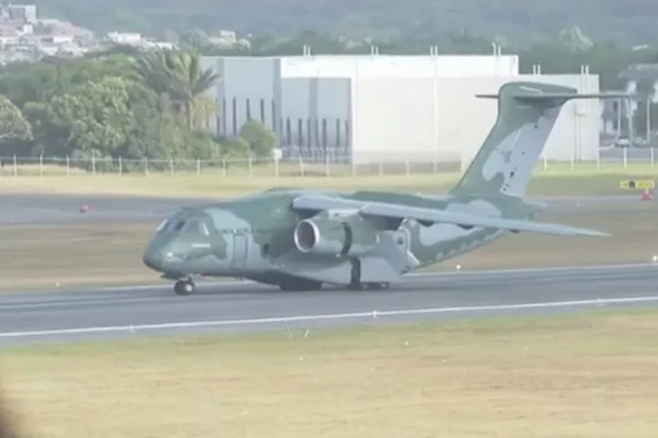 Imagem colorida mostra Avião com repatriados brasileiros vindos de Israel chega a Recife - Metrópoles