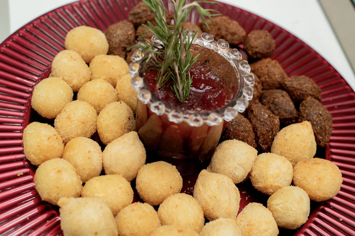 Risole e kibe com geleia de pimenta com morango Risole e kibe com geleia de pimenta com morango