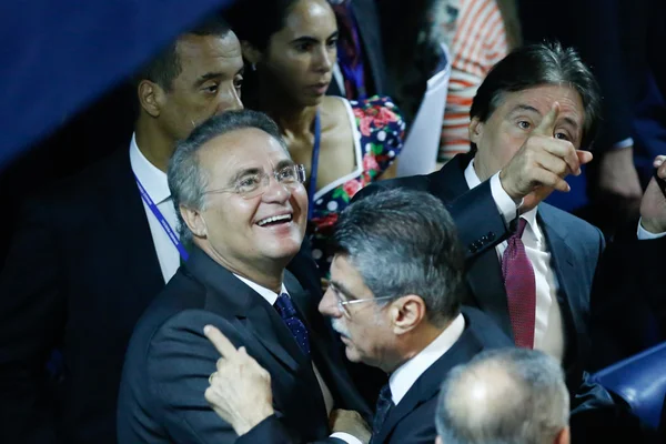 Renan e Jucá se enfrentam em plenário por comando do PMDB