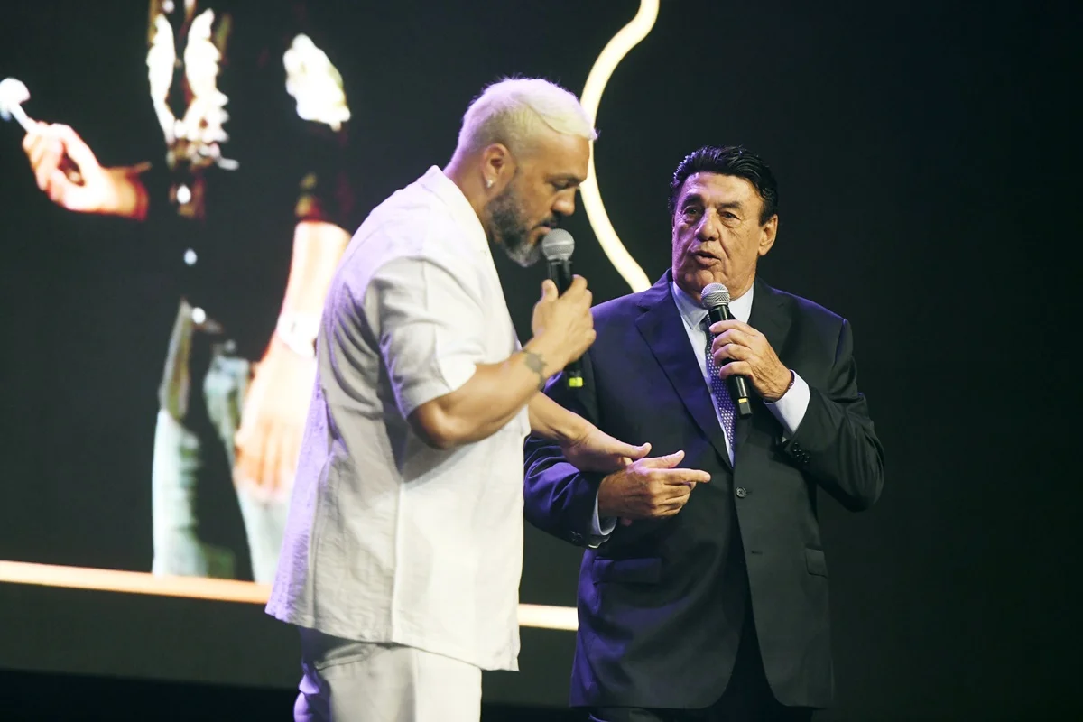 Belo e Jorge Perlingeiro foram clicados no palco do evento Belo e Jorge Perlingeiro foram clicados no palco do evento
