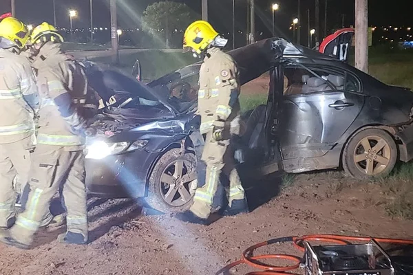 DF: motorista bate em poste e fica preso entre as ferragens