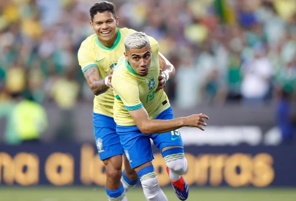 Brasil sofre, mas bate México em amistoso antes da Copa América