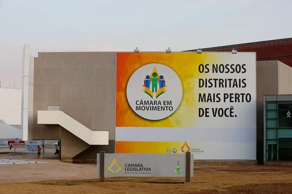 Alunos da ESCS cercam Câmara para pressionar por votação de projeto