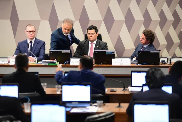 CCJ do Senado abre votação para indicação de Zanin ao STF
