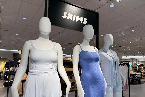Imagem colorida de manequins vestidas com peças da Skims
