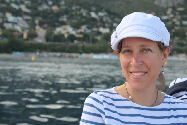 Susan Wojcicki, ex-CEO do YouTube, é clicada em momento de descontração