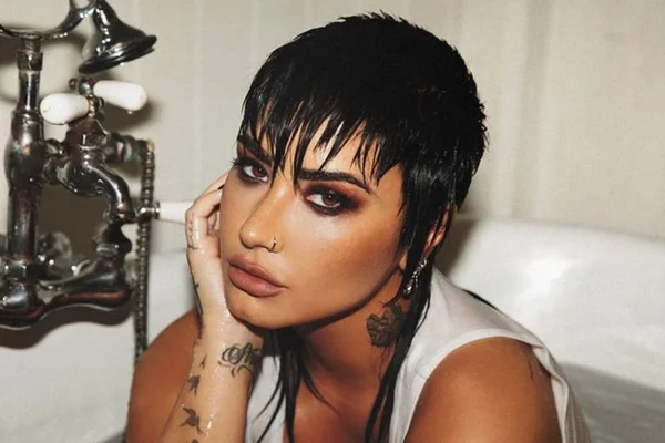 Foto colorida de Demi Lovato com cabelos curtos - Metrópoles