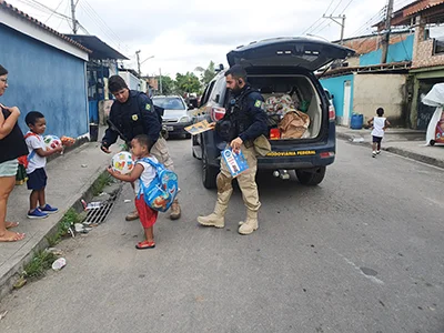RJ: após troca de tiros em favela, PRF entrega brinquedos em operação