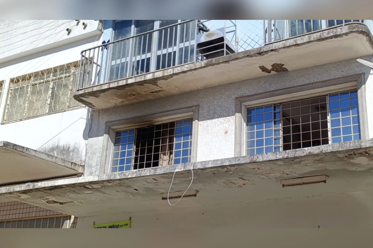 Prédio foi atingido por incêndio em Taguatinga Prédio foi atingido por incêndio em Taguatinga