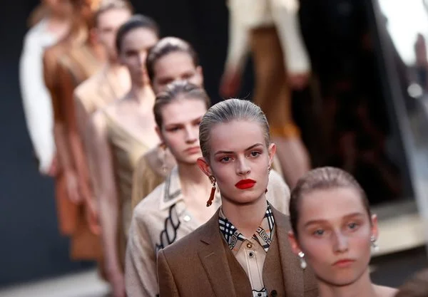 Riccardo Tisci desfila sua primeira coleção para a Burberry em Londres