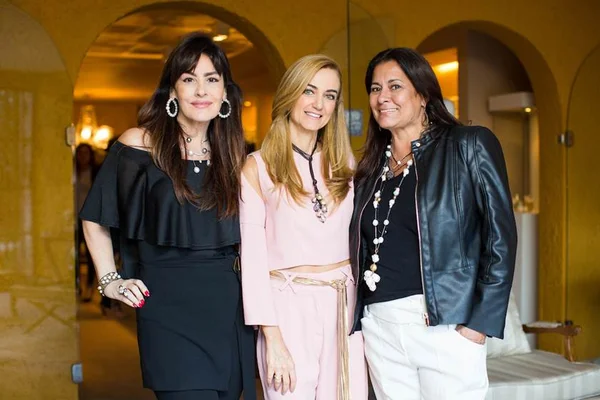 Maria da Graça Miziara recebe a joalheira carioca Fernanda Lynch