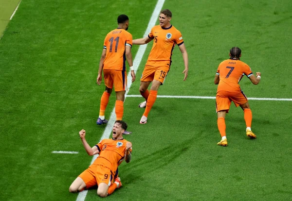 Imagem colorida de jogadores da Holanda comemorando gol na eurocopa- Metrópoles