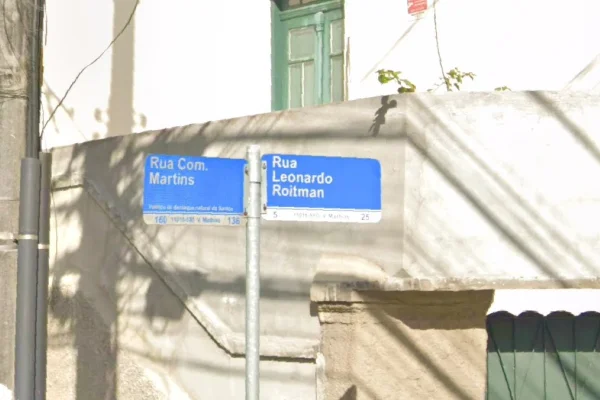 Imagem colorida de placa de rua. Metrópoles
