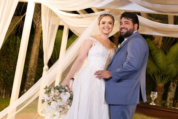 Thabitta Rocha e Rodrigo Alarcon se casam em belíssima cerimônia
