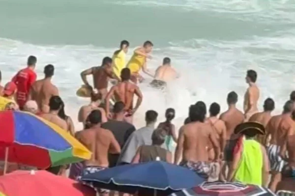 Foto colorida de briga física entre turista e guarda-vidas - Metrópoles
