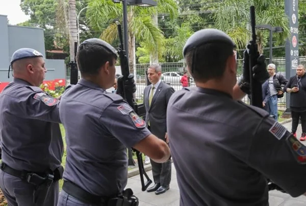 Em foto colorida PMs apresentam armas para secretário da Segurança de SP Guilherme Derrite - Metrópoles