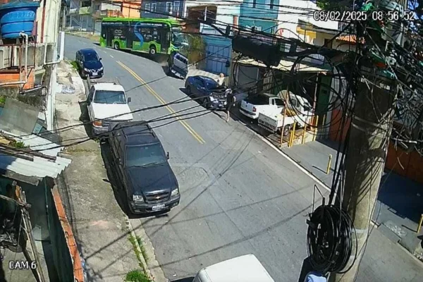 Ônibus sem controle atinge picape e árvores na zona sul de SP