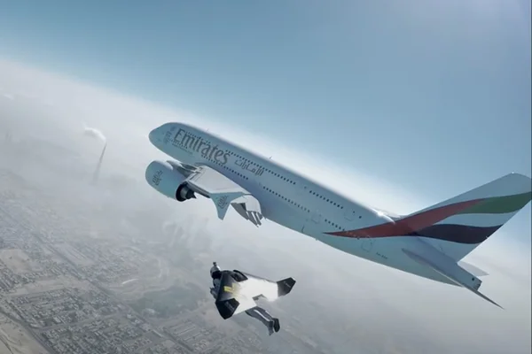 Homem-jato (a esquerda) e Airbus 380 (a direita) - Metrópoles
