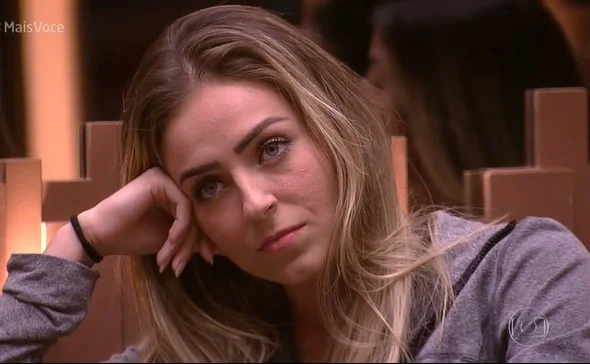 BBB19: Paula depõe em delegacia e cobre o rosto ao sair