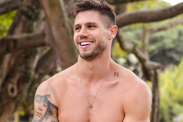 Ex-BBB Jonas Sulzbach muda visual e aposta em cor diferentona nos cabelos