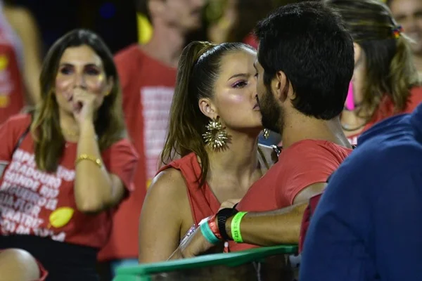 Veja os famosos que beijaram muito nos camarotes da Sapucaí