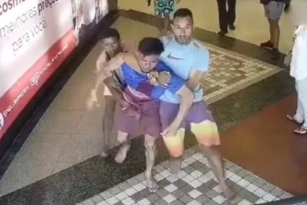 Imagem colorida de homem sendo agredido em sopping - Metrópoles