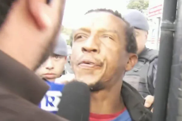 Repórter da Band leva cusparada de acusado de homicídio em SP
