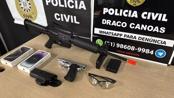 armas de airsoft e celulares apreendidos