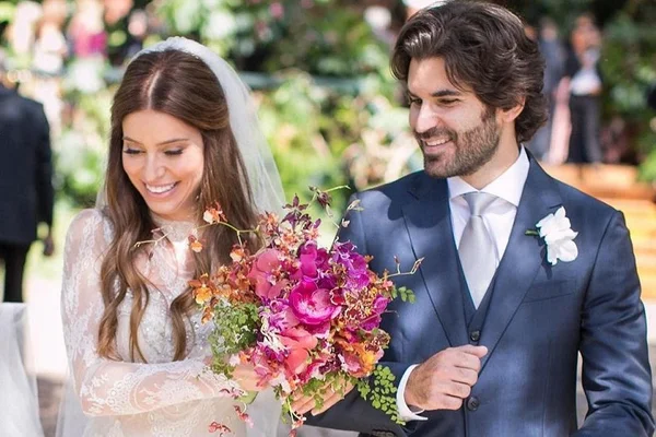 Paula Abi-Akel e Victor Saad casam-se sob a luz do sol, em São Paulo