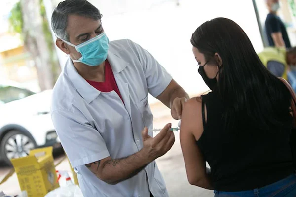 Profissional de saúde e paciente - Metrópoles