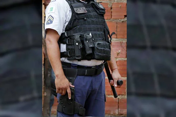 Stalker leva golpe de cassetete na bunda em treta na Feira do Guará